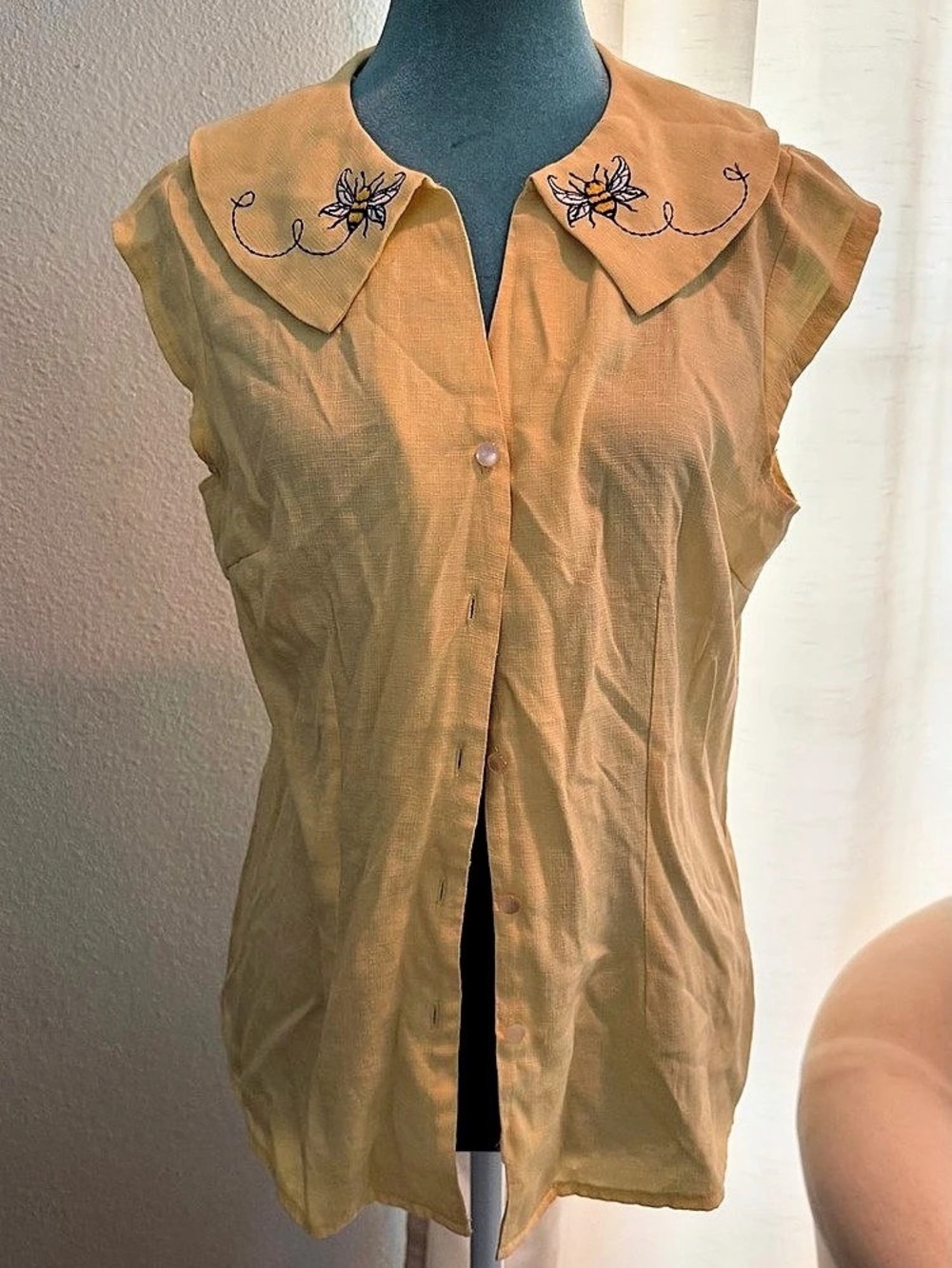 Voodoo Vixen Embroidered Bee Blouse in Yellow Sz L